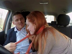 Gepiercete Kut Roodharige Neukt In Dirving College. Bleke Roodharige Rijdende Student Zuigt Grote Lul Aan Haar Examinator Voorin De Auto, Dan Neukt Hij Haar Gepiercete En Harige Kut Terwijl De Auto In Het Openbaar Wordt Geparkeerd