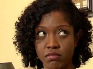 Ebony Barnvakt Sprutar Under En Anal Kukritt