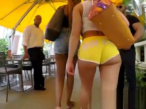 Hij Vlagde Hete Meiden In Korte Shorts Bij Het Strand,