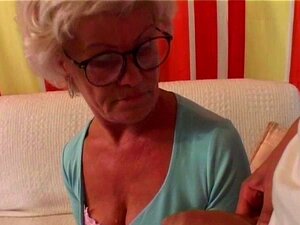 Rentnerin mit Brille reibt ihre Muschi