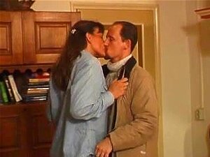 Gracieuze Oude Vrouw Treedt Op Voor Haar Cuckold Echtgenoot