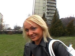 Babe Geeft Hengst Een Wellustige Pijpbeurt, Zuigt Kerel's Lul In Het Openbaar En Hitst Babe's Lust Op