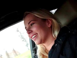 Blonde Lekkerding Maakt Zich Klaar Om Hard Geneukt Te Worden. Blonde Lekkerding Die Zich Klaarmaakt Om Geneukt Te Worden In Een Kerelsauto