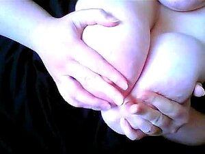 Mjölkvit Bbw-bitch Visar Sina Stora Heta Bröst På Cam, Fet Amatörbrud Med Blek Silkeslen Hud Lägger Sig På Sin Soffa Och Leker Med Sina Enorma Bröst På Gratis Videochatt