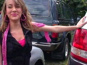 Андреа Рамос у Требам играчке, Вечерас смо правили момачко вече за пријатеља који се женио и имали смо гомилу врућих сексуално отворених дама које су долазиле за мало забаве па смо желели да одемо у секс шоп и покупимо неке играчке за њих. Ми смо