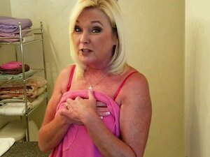 Maman Sait Que C'est Mal, Mais Elle Ne Peut Pas Résister