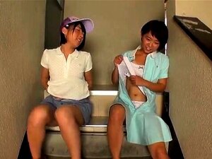 Nyt En Elektrifiserende Opplevelse Med En Forførende Japansk Gudinne. Vær Vitne Til Hvordan Hun Tilfredsstiller To Pulserende Medlemmer Samtidig, Og Skaper En Uforglemmelig Fusjon Av Nytelse Og Begjær. HD-glede Venter!