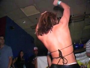 Секси плесно такмичење са девојкама које показују своје сисе