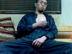 Koreański Mechanik Masturbujący Się, Pan Tom, Mój Gejowski Mechanik, Wysłał Mi Gorące Wideo Z Nim I Postanowiłem Wrzucić Je Do Internetu. W Tym Prywatnym Filmie Masturbuje Się Jak Gorący Przystojniak, Aż Dojdzie Do Szczytu