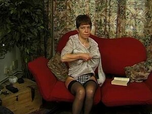 Kiimainen Mummo Alasti Sohvalla