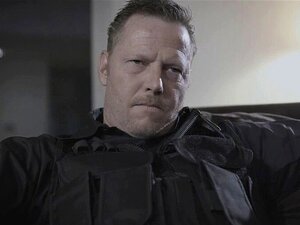 Süße Tiffany Und Adria Lutschen Und Ficken Den Polizisten, Um Ou Zu Sein. Cop Dick Informiert Tiffany, Dass Er Sie Verhaftet Und Dass Adria Sie Begleiten Muss. Der Polizist Führt Die Beiden Mädchen In Ein Haus. Tiffany Schaut Den Polizisten An Und Fragt, 