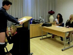 Gruppo CFNM Femdom Umilia Il Loro Sottomesso Tirandogli Il Cazzo