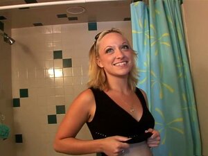 Najgorętsza Gwiazda Porno W Niesamowitym Filmie Dla Dorosłych Z Masturbacją, Dildo / Zabawkami, W Tej Pierwszej Scenie Będziesz Brać Prysznic Z Blond Studentką, Która Będzie Obejmować Oglądanie Jej Robiącej Striptiz, Gdy Zacznie Zdejmować Stanik I Majtki,