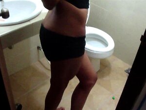 Magan - Vessamasturbaatio, Seuraa Ladyboy-ori Magania Kylpyhuoneeseen Runkkausshow'hun! Magan Leikkii Hänen Perseaukollaan Ja Avaa Jalkansa Leveäksi Vessassa. Kun Hän Laukeaa, Mene Maganin Kanssa Ostoskeskukseen Ulkoiluttamaan Hauskaa