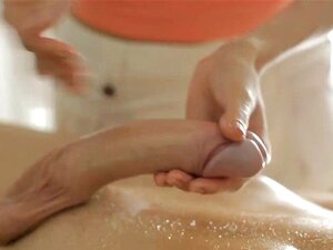 Sexy, Busty Masseurin Wird Von Ihrem Kunden Hart Gefickt