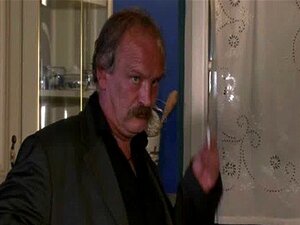 Σφιχτή μελαχρινή σύζυγος κερατώνει τον μεγαλύτερο άντρα της