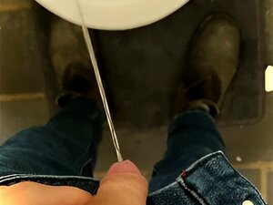 POV: La Pisse La Plus Longue De Ma VIE! - Longue Pisse Désespérée Après Avoir Regardé Oppenheimer Au Cinéma