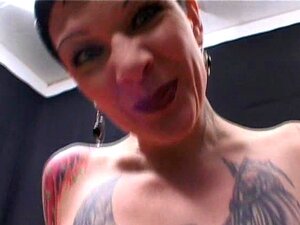 Ερασιτεχνική Milf με τατουάζ κάνει σπιτικό τσιμπούκι και εκσπερμάτωση