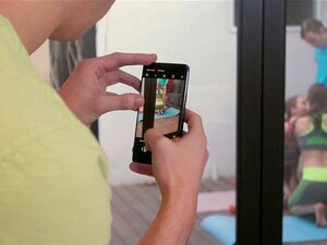 Perverssi Velipuoli Vakoilee Laihoja Söpöjä Sisarpuoliaan. Pervertti Velipuoli Vakoili Laihoja Vaaleita Sisarpuoliaan Ashley Lanea Ja Izzy Lushia Isoilla Luonnollisilla Tisseillä Päivittäisessä Joogatunnillaan, Mutta Jäi Kiinni Ja Sai Panot Tuhmilta Söpöl