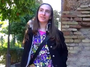 Se Babe Tekee HÄNEN ENSIMMÄINEN PORNO Ja Menettää Hänen Neitsyytensä Siinä!