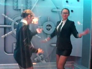 Vurige Poppen Pijpen En Genieten Van Neuken En Seksorgie. Stoute Vriendinnen Worden Gek En Laten Willekeurige Kerels Hun Geopende Fanny's Likken En Roze Kutten Penetreren