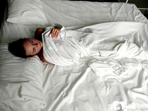 Sötnos Fingrar Sin Slampa I Sängen