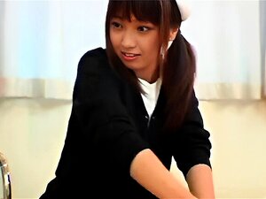 Ervaar De Verleidelijke Charme Van Een Schattige Aziatische Babe In Een Schooluniform Terwijl Ze Bedreven Haar Geliefde Verwent Met Een Intense '69-sessie. Laat Haar Je Diepste Verlangens Vervullen.