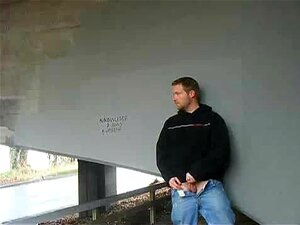 Eu Me Masturbando Perto De Uma Ponte, Adoro Me Masturbar Em Lugares Públicos E Postar Na Internet Vídeos Privados Com Meu Pau Gay. Neste Filme Pornô De Garoto De Elite, Esfrego Meu Martelo Como Uma Louca Perto De Uma Ponte Fofa