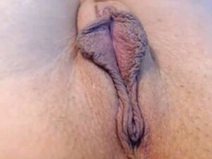 Зрела показује своју пичку на веб камери