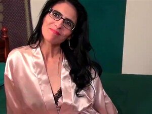 USA Milf Jacqueline Takes Care Of Her Wide Open Pink Cunt