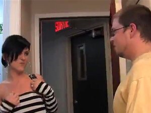 Бринета француска слаткица јебе се у доггистиле, Врући секс клип са мршавом бринетом у црно-белој одећи коју јебе свеж пастув у доггyстиле