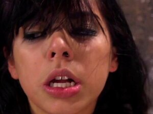 Бринета робиња лепотица Ђина Валентина, БДСМ. Ситна деветнаестогодишња бринета робиња лепоtica Ђина Валентина гушила се у везивању ужетом и прстима прстима пичке, а затим јој је пичка вибрирала, а стопала веслалана у хогтају