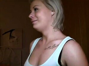 Blondine Aus öffentlichen Deepthroats Auf Riesigem Schwanz