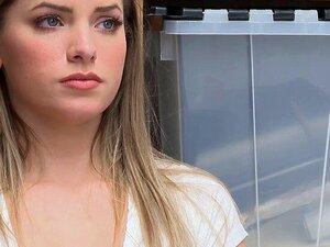 Лепа слаткица склапа договор са обезбеђењем и бива појебана. Лепа плавуша са округлом гузом склапа договор са осигурањем и јебе се у његовој задњој канцеларији продавнице и он је тако жестоко кажњава
