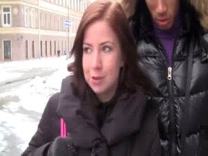 Црвенокоса девојка са сисама разведена за секс
