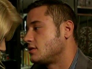 Soepele Stoute Blonde Zuigt Dikke Lul. Heerlijke Blonde Met Geweldige Borsten Zuigt Diepe Harde Zweterige Lul In De Badkamer