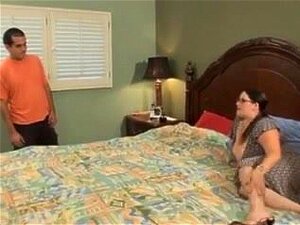 пуначка бринета коса са великим другарима из грудњака и наочаре на каучу,