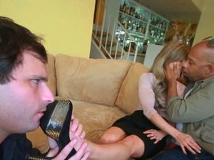 Shane Diesel Zeigte Seinen Monster-Schwanz, Damit Chloe Ihn Tief In Ihren Hals Lutschen Konnte. Dann Wurde Ihre Rasierte Süße Muschi Hart Durchgefickt