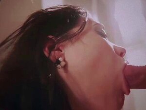 Noćna Seks Akcija Nakon Posla S Slatkom Ljepoticom Giom. Gia Dobiva Vrlo Toplu Porciju Svježe Sperme Od Tipa Koji Slučajno Prođe Kraj Njezinih Otvorenih Vrata Noću. Tip Se Tako Posreći Kad Zatekne Giu Kako Leži Na Podu Gola I čeka Kurac