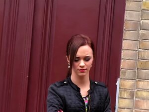 Stranded Brunette Babe Lea Guerlin Wacht Op Haar Vriend Op Straat, Wanneer Een Vreemde Haar Vindt En Haar Een Lift Geeft Omdat Haar Vriend Niet Verscheen. Dit Is Zijn Gelukkigste Dag Als Lea Strips Neer Zijn Sexy Jurk En Toont Hem Haar Natuurlijke Tieten 