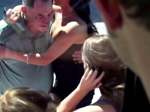 CFNM-Damen Bekommen Eine Gruppen-Gesichtsbesamung