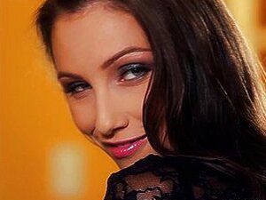 SEXIG Brunettmodell Celeste Star Visar Upp Sig