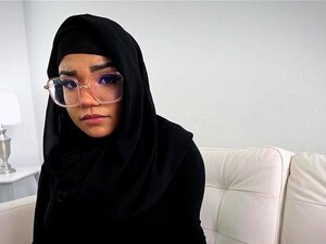 Die Arabische Süße Summer Col Wird Wegen Ihres Großen Arsches Gemobbt Und Brauchte Mehr Selbstvertrauen, Um Damit Umzugehen, Also Bat Sie Ihren Klassenkameraden Um Hilfe. Sie Hatte Einen Erstaunlichen Bubble Butt, Aber Ihre Freundin Wusste Genau, Was Sie 