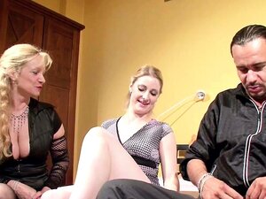 Une Maman Allemande Enseigne à Un Nouveau Couple Comment Baiser Et Avaler