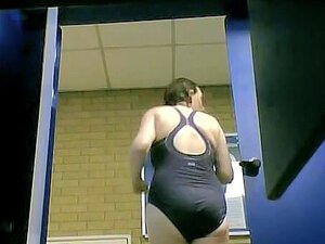 Amateur Milf verführt Hotelmitarbeiter im knappen Badeanzug Amateur Milf verführt Hotelmitarbeiter im knappen Badeanzug