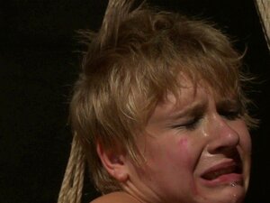 Vernederde Babe In Haar Kont Geneukt Voordat Ze Sperma Proeft. Vernederde Babe Wordt Vastgebonden En In Haar Kont Geneukt Voordat Ze Sperma Proeft