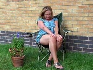 Mama Solo Orgasme In De Tuin
