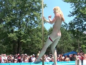 Егзотична порнићарка у невероватном групном сексу, црвенокоса порно клип, Ево групе дама којима не треба лимбо бар да се прљаво забаве, док једноставно скидају грудњак и гаћице пре него што рашире своје глатке ноге и ходају са рукама иза