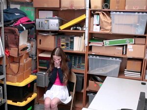Echte MILF Bekommt Ein Facial. Echte MILF Bekommt Eine Gesichtsbesamung, Nachdem Sie Den Harten Schwanz Des Sicherheitsmanns Gelutscht Hat