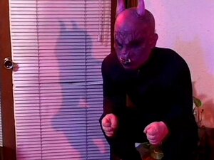 Kuumaa Blondia Panee Gargoyle